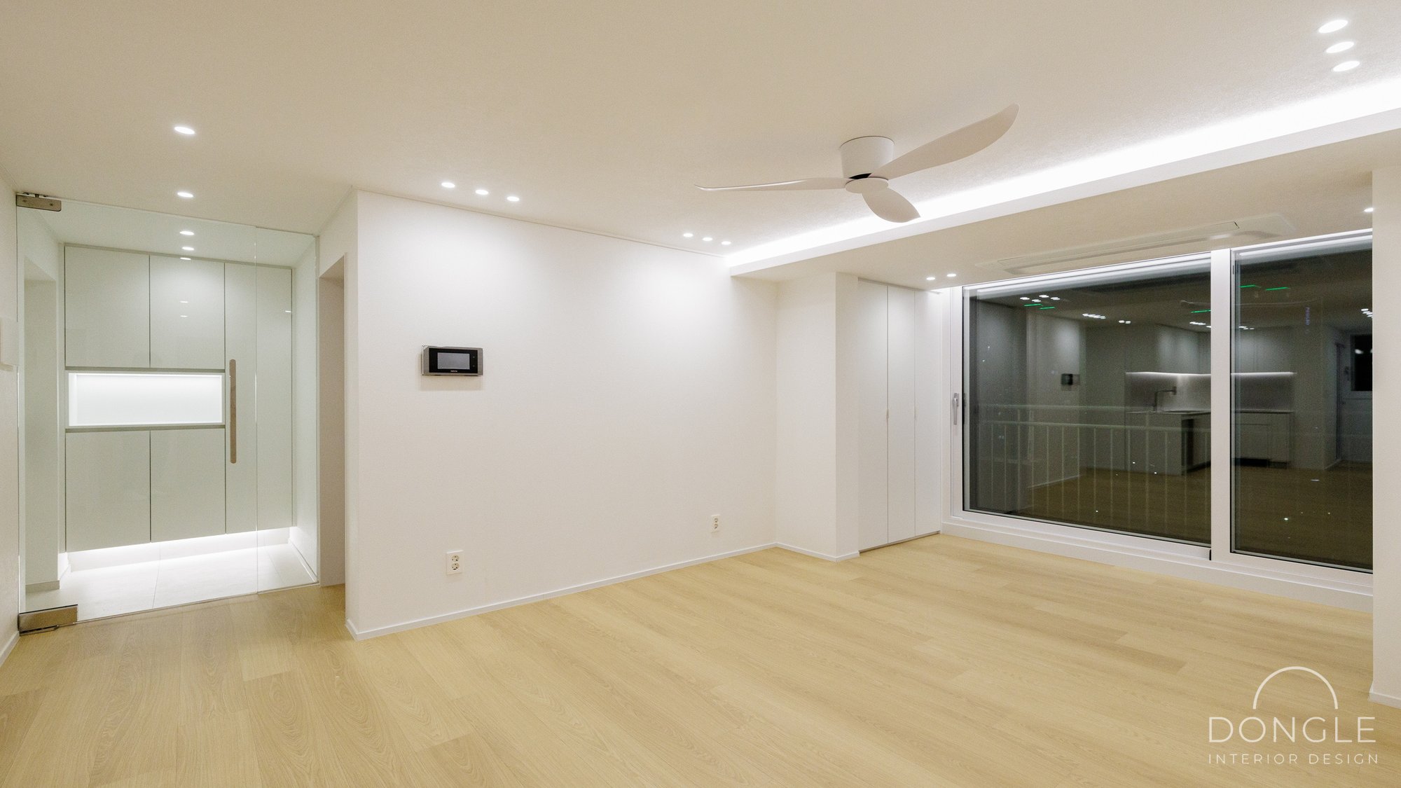 거실 — 현관 방향 측면과 천장 간접조명 라인