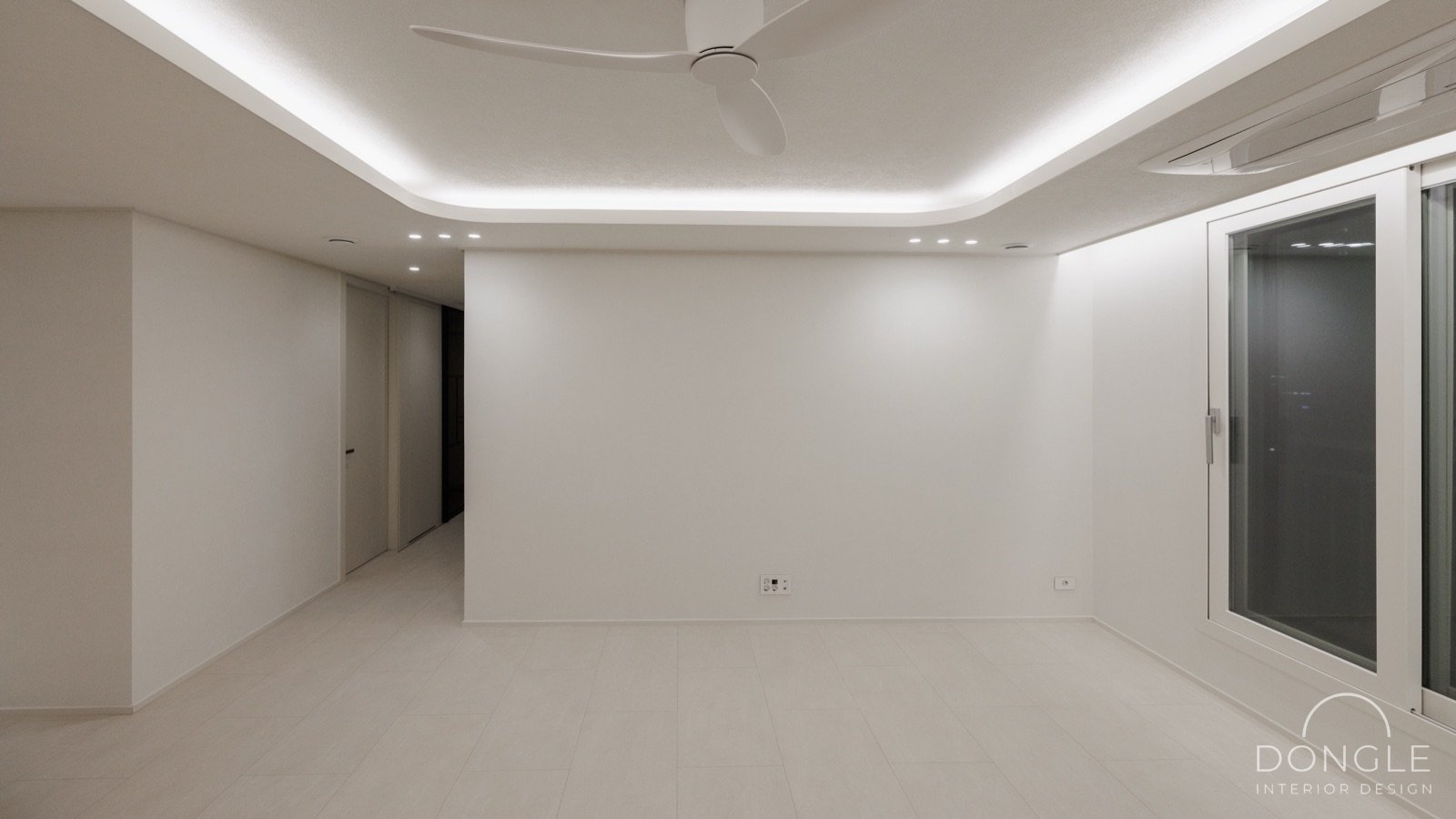 거실 — 우물천장 LED 라인 간접조명과 실링팬, 크림 톤 바닥