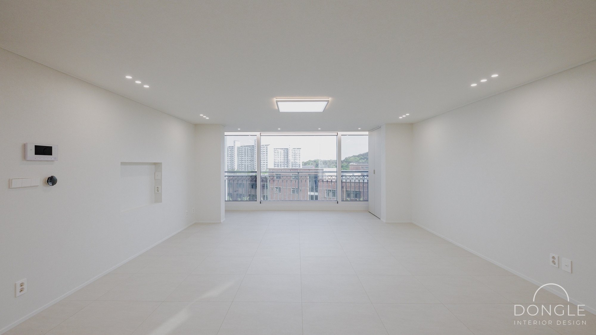 거실 — 베란다 쪽으로 확장한 화이트 거실 전경
