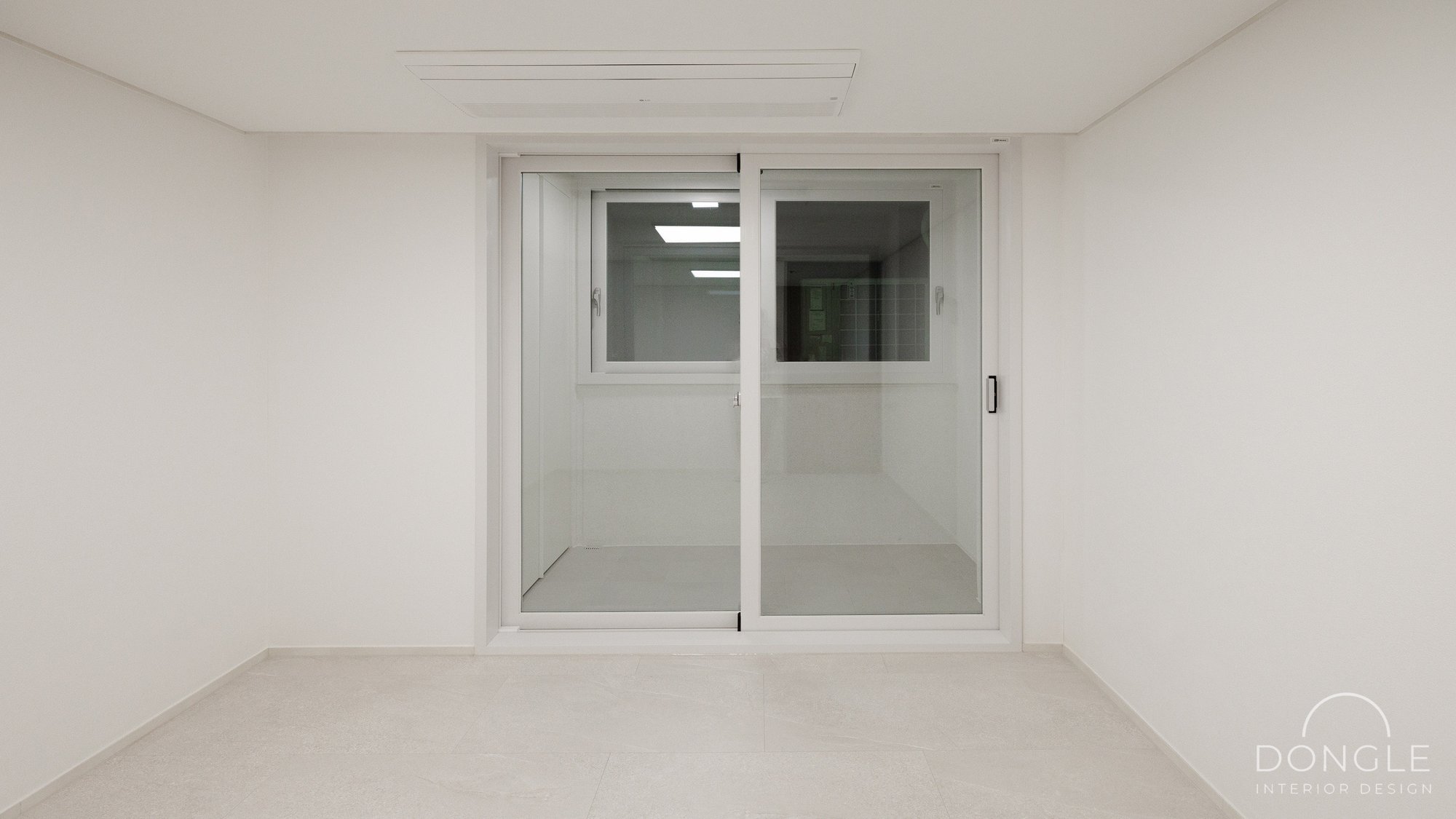 작은방 — 창 쪽 정면의 흰 벽과 밝은 바닥