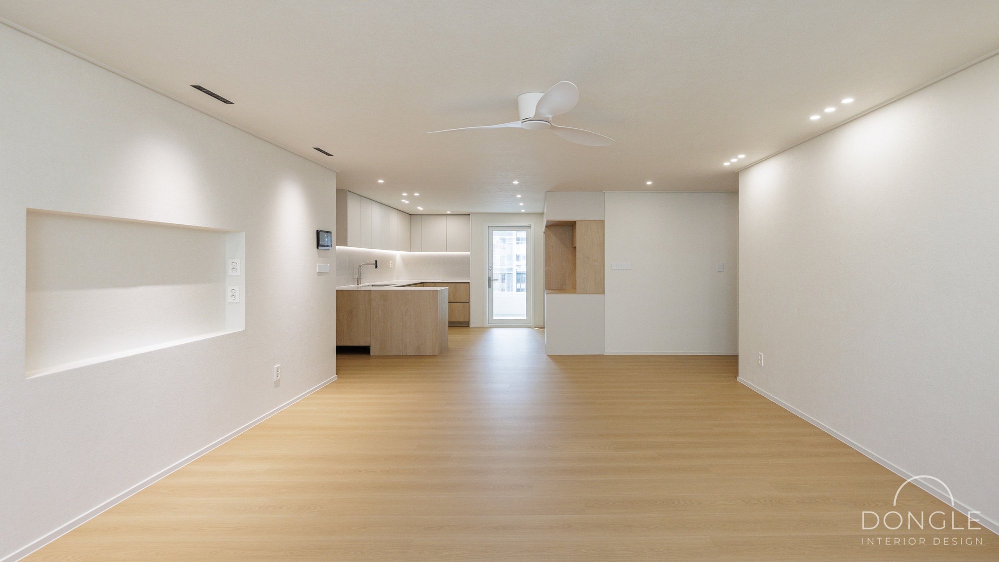 거실 — 주방까지 시선이 이어지는 넓은 각도