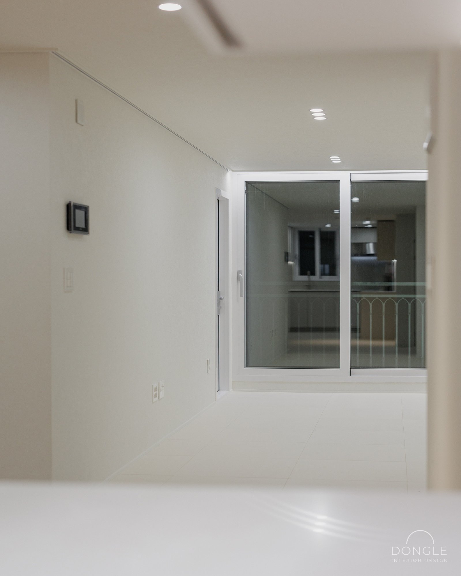 거실 — 블랙 STS 방충망을 단 샷시
