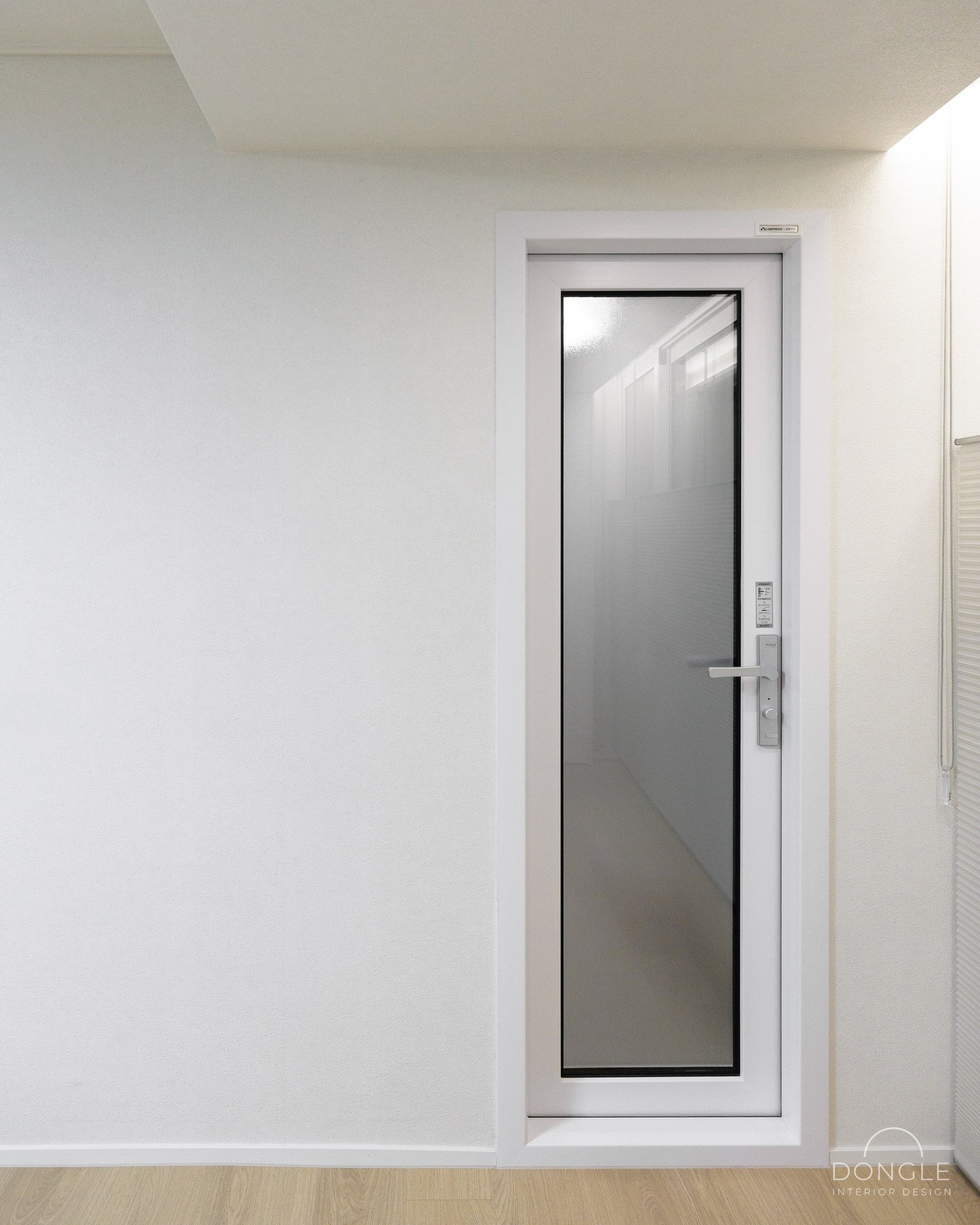거실 — 영림 필름으로 마감한 문틀과 벽 라인