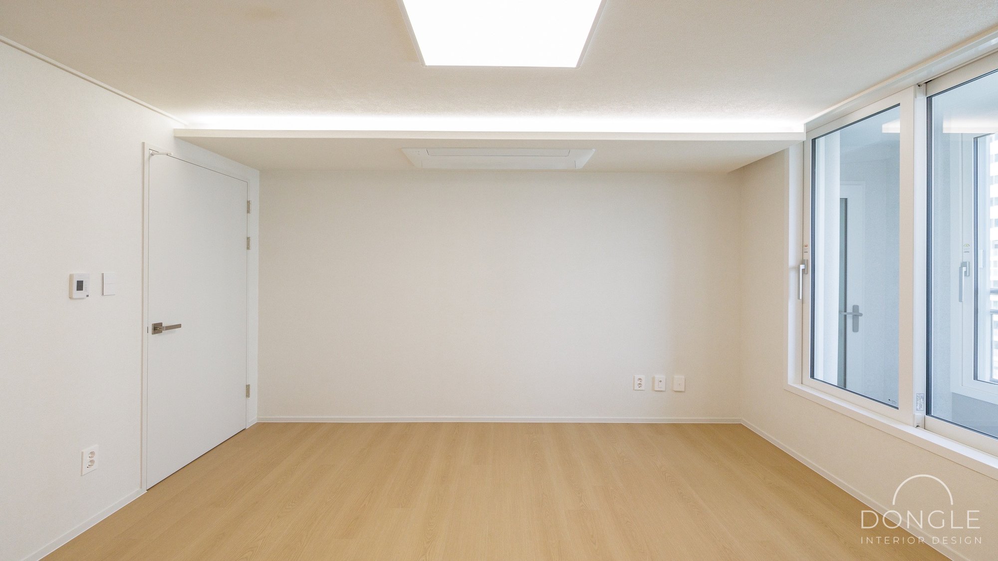 안방 — 거실과 같은 마감과 천장 간접조명의 전경