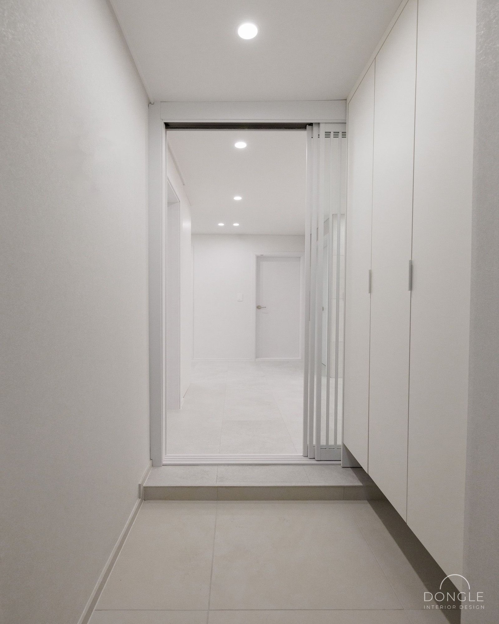 현관 — 중문을 지나 거실로 이어지는 동선