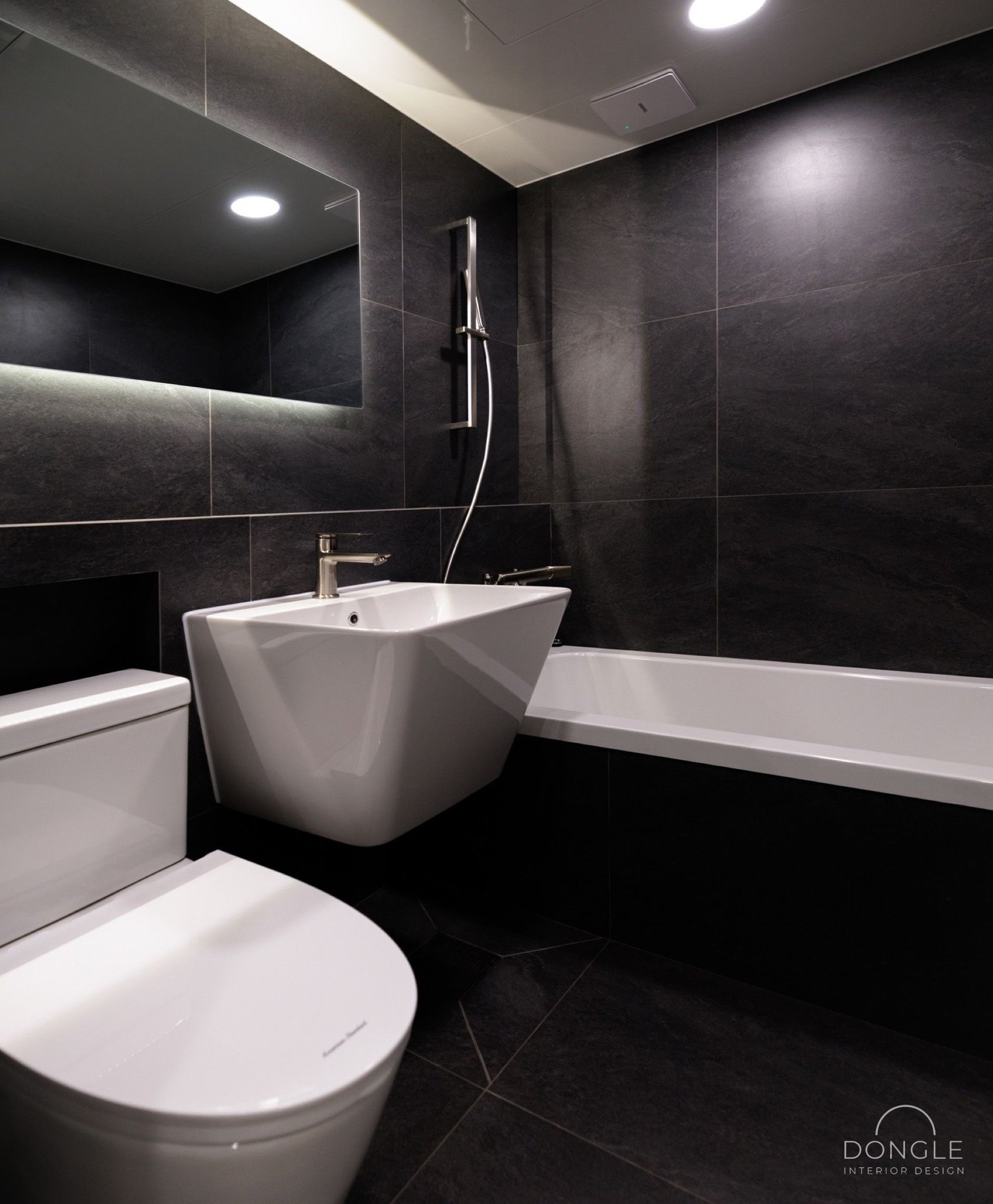 욕실 — 차콜 톤 큰 타일과 욕조, 벽걸이 세면대