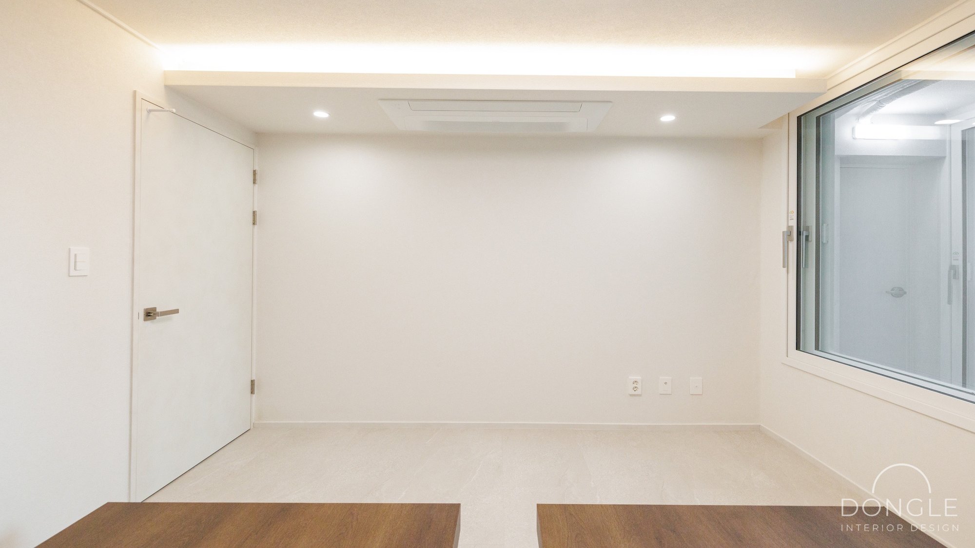 안방 — 크림 톤 벽과 둘레 간접조명