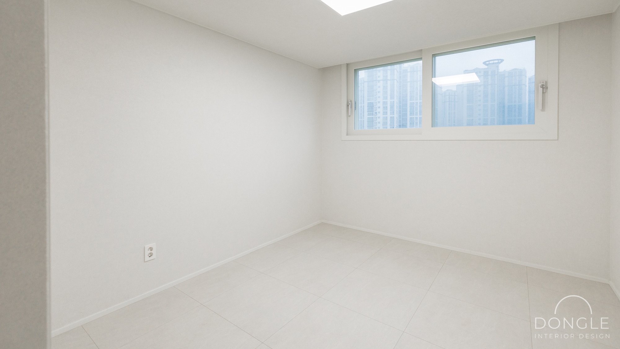 작은방 — 가로로 넓게 비워 둔 방