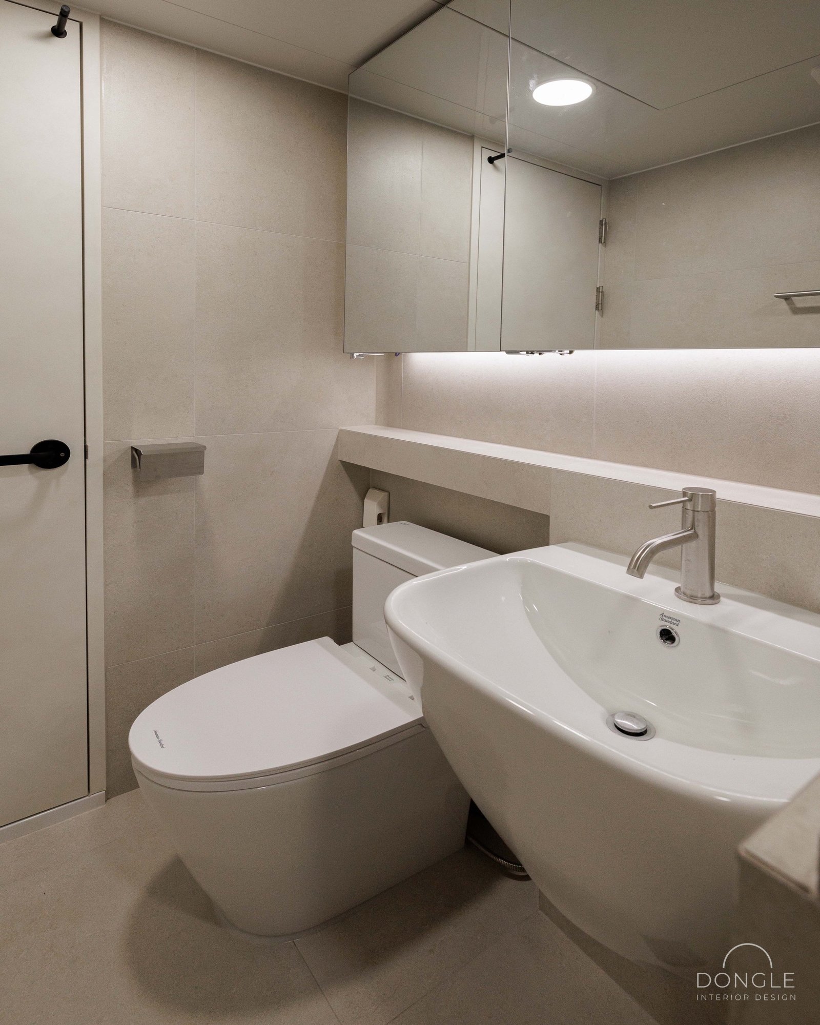 공용 욕실 — 간접조명을 넣은 히든바스 슬라이딩 장