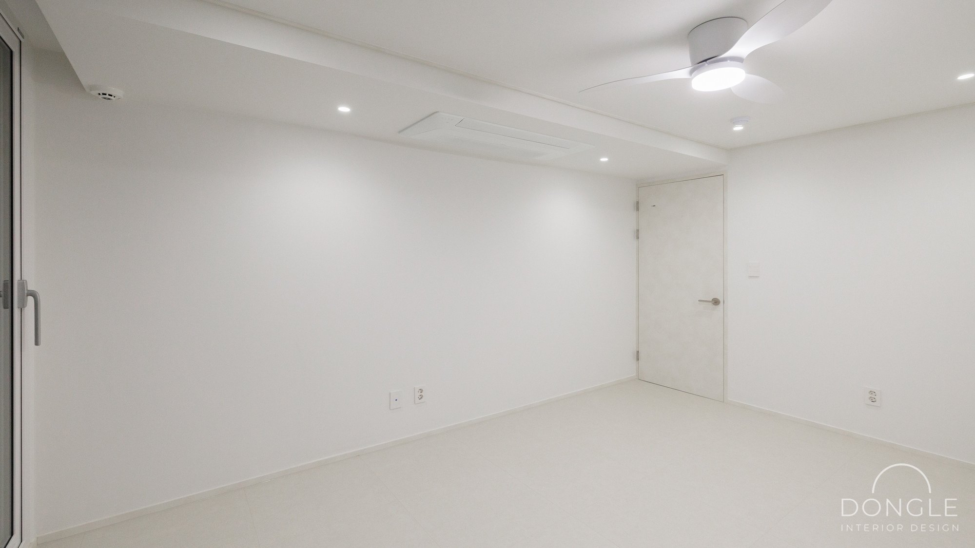 작은방 — 실링팬과 시스템에어컨을 천장에 정리한 방