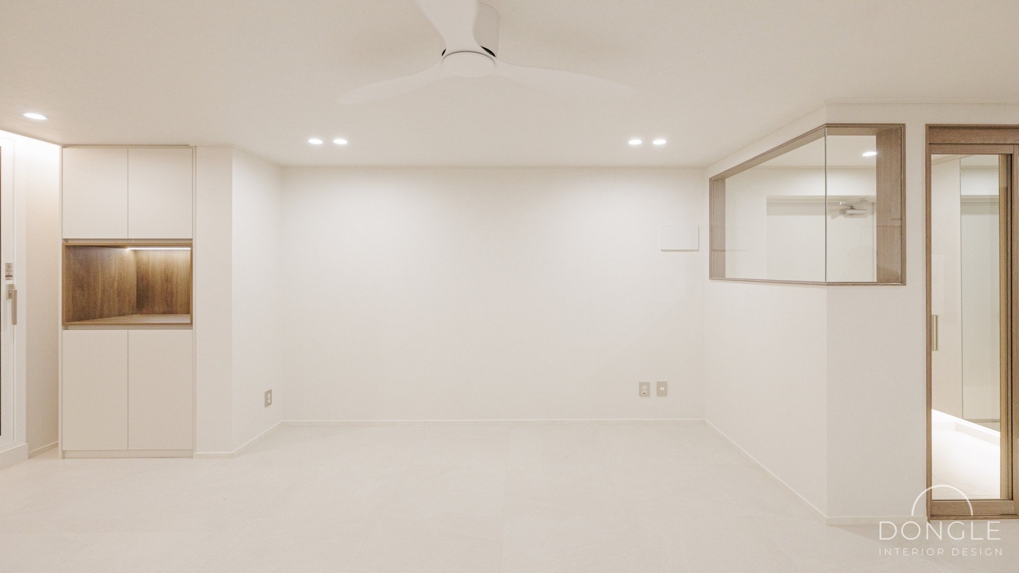 거실 — 베르겐오크 포인트 수납장과 유리 파티션이 보이는 전경
