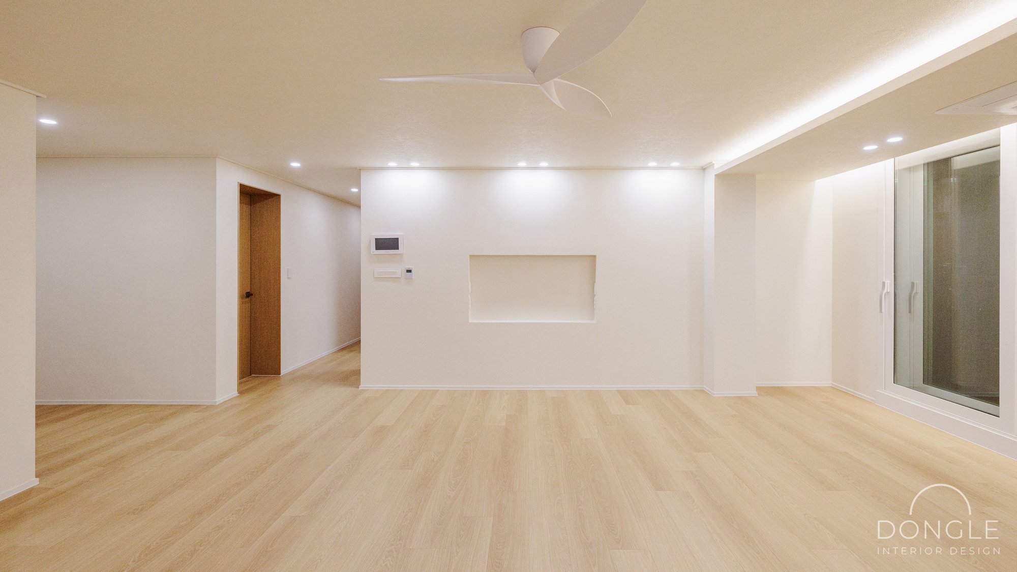 거실 — 반대편에서 본 벽면 니치와 천장 간접조명
